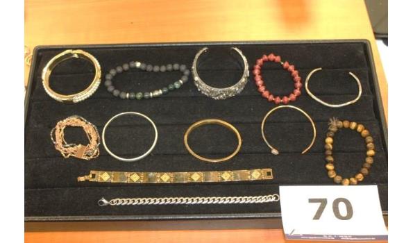 12 diverse armbanden
